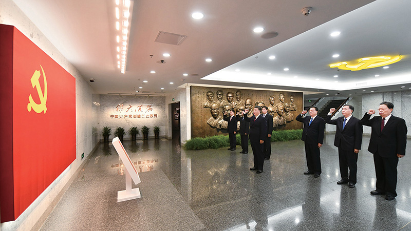 2017年10月31日，中共中央總書記、國家主席、中央軍委主席習近平帶領中共中央政治局常委李克強、栗戰書、汪洋、王滬寧、趙樂際、韓正，瞻仰上海中共一大會址和浙江嘉興南湖紅船。這是31日上午，在上海中共一大會址紀念館，習近平帶領其他中共中央政治局常委同志一起重溫入黨誓詞。 
